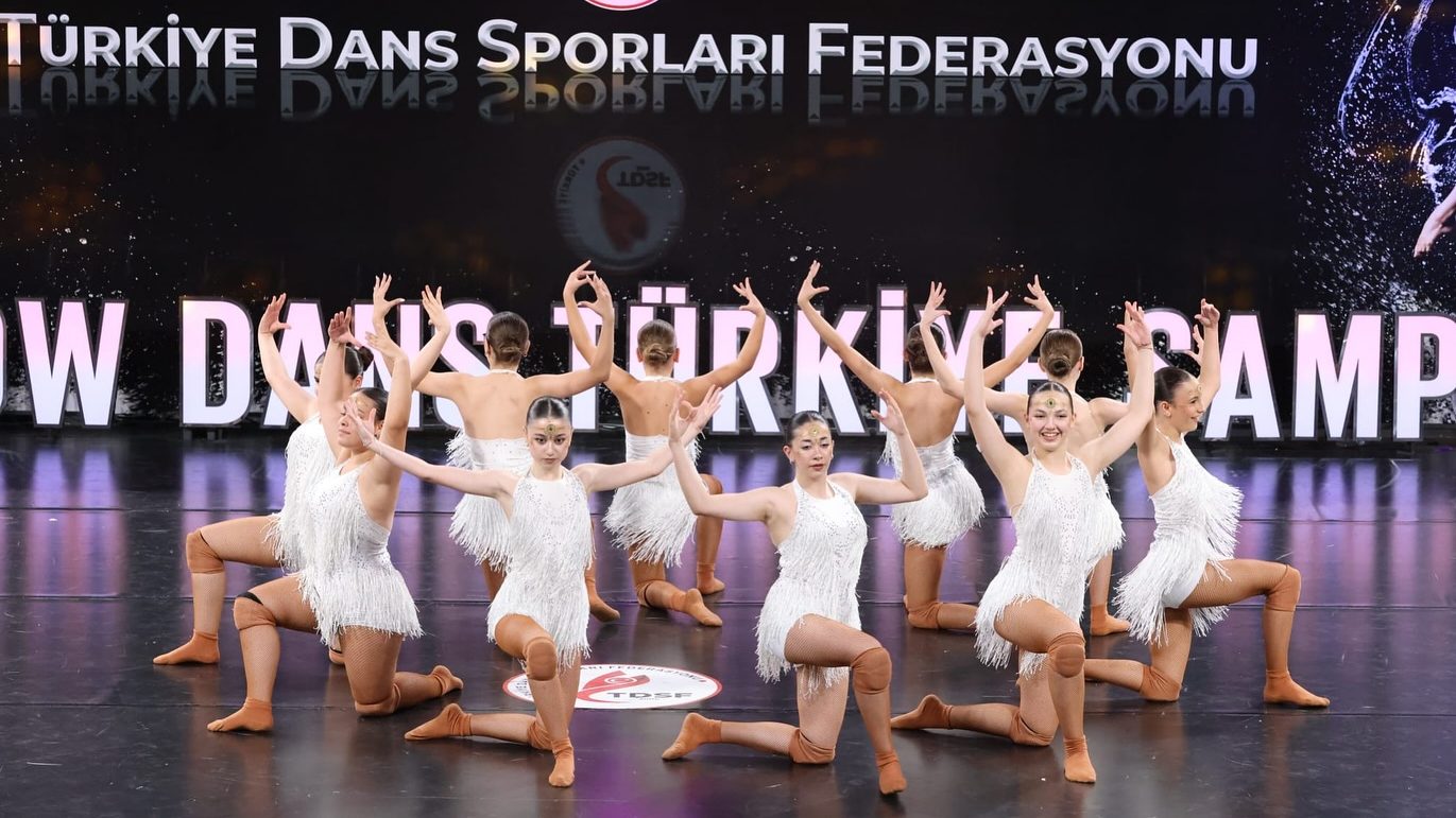 Fitdans öğrencileri sahnede grup gösterisi yaparken